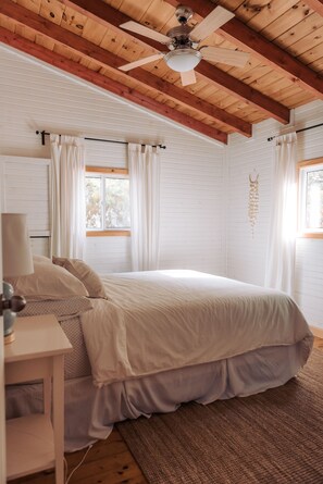 3 bedrooms, travel cot, free WiFi, bed sheets