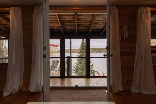 Stylish Lakefront Cottage Retreat in Parry Sound