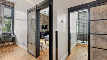 2 slaapkamers, een bureau, een strijkplank/strijkijzer, reisbedje