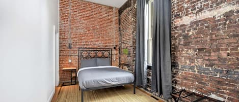 2 slaapkamers, een bureau, een strijkplank/strijkijzer, reisbedje