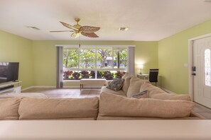 Smart-TV, Tischfußball, Bücher, Drucker