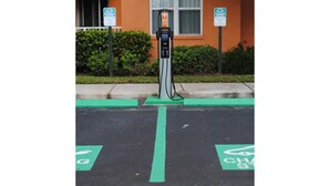 Een parkeerplaats met een groen laadstation voor elektrische voertuigen.