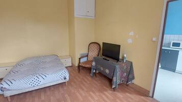 1 chambre, fer et planche à repasser, Wi-Fi gratuit, draps fournis