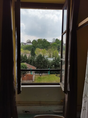 Furnished 2-bed apartment sleeps 4