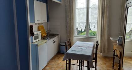 Furnished 2-bed apartment sleeps 4