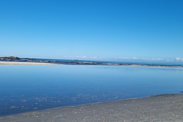 Rannalla, aurinkotuoleja