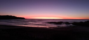 En la playa y camastros 