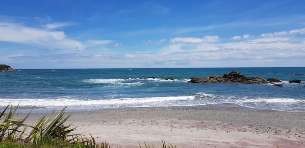 En la playa y camastros 