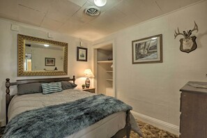 3 bedrooms, iron/ironing board, travel crib, internet