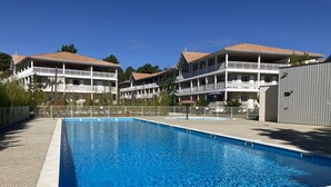 A rectangular swimming pool with a clear blue water surface, surrounded by a concrete deck. - Cosy house close to Arcachon golf course. (La Teste-de-Buch)