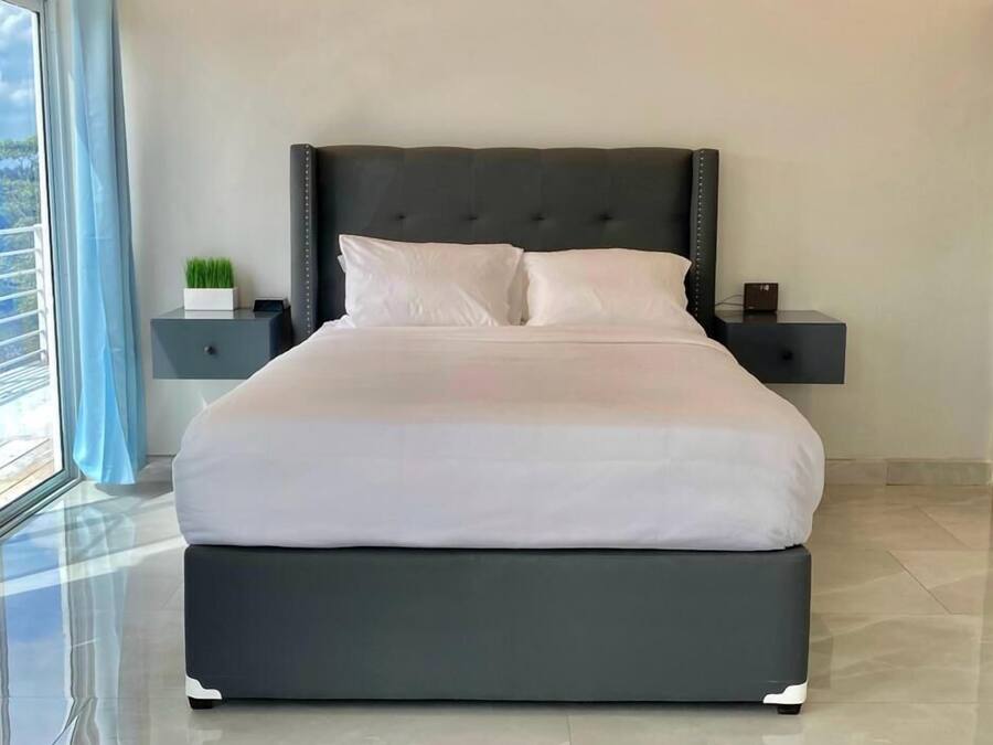 Cubrecamas, caja de seguridad en la habitación y cortinas blackout