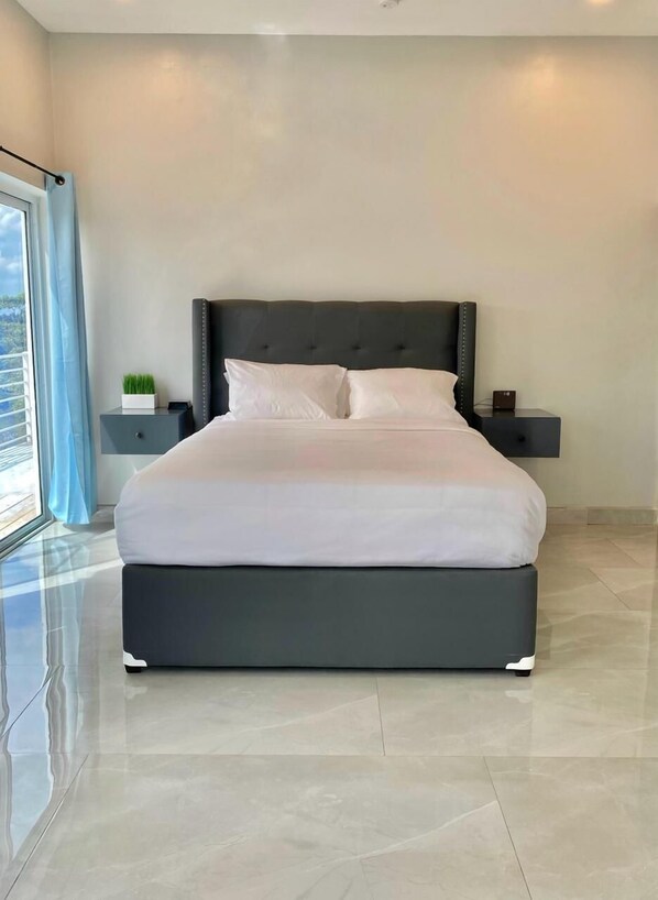 Plush Skyview Penthouse | VÀrdeförvaringsskÄp pÄ rummet, mörklÀggningsgardiner och ljudisolering