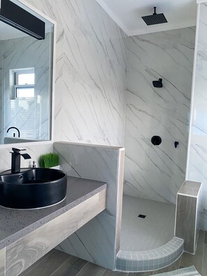 Plush Skyview Penthouse | 浴室 | 淋浴設備、提供毛巾、番梘、洗頭水