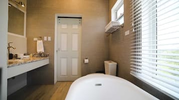 Lovely Penthouse Apartment in the Garden City | Badrum | Dusch, handdukar, tvål och schampo