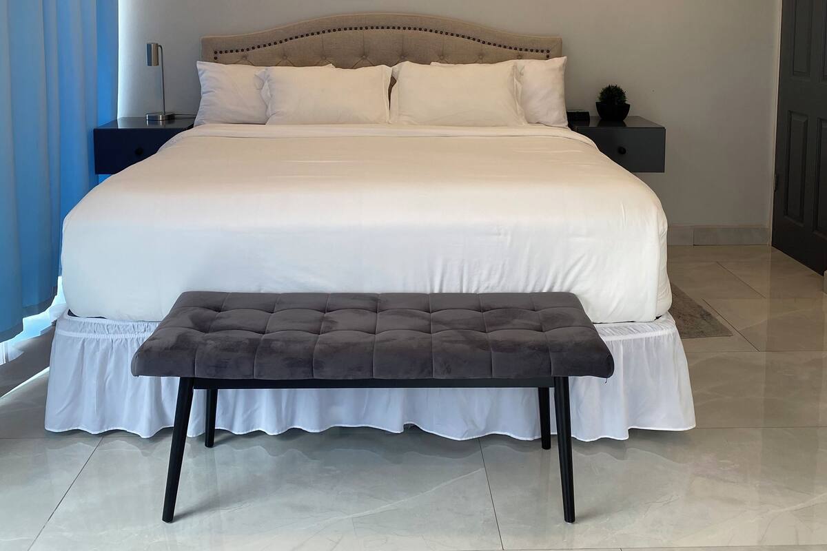 Plush Skyview Penthouse | ผ้านวมขนเป็ด, ตู้นิรภัยในห้องพัก, ผ้าม่านกันแสง, ห้องเก็บเสียง