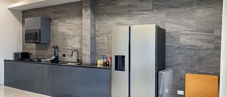Plush Skyview Penthouse | Cuisine privée