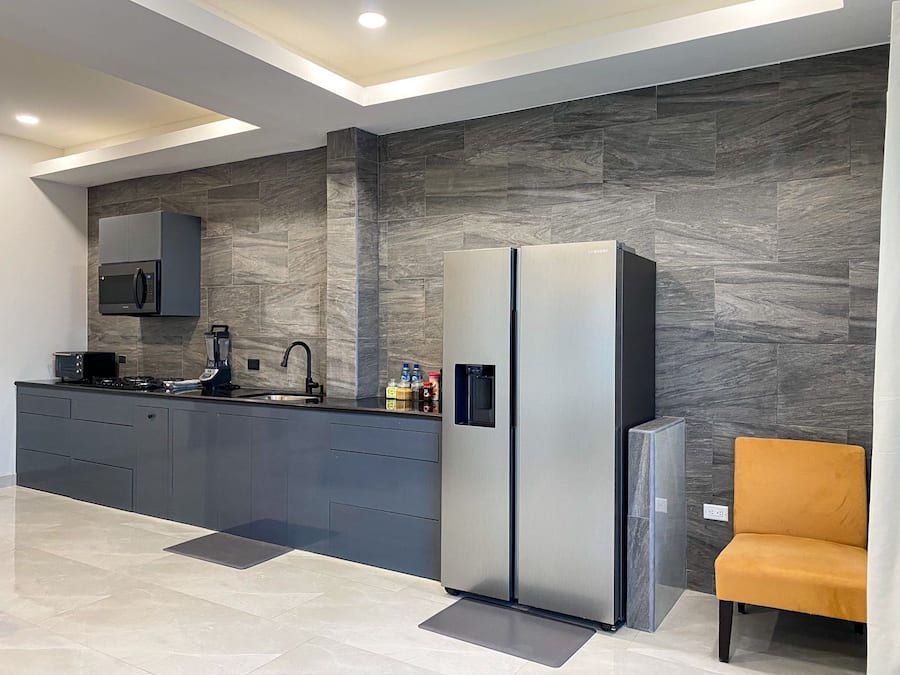 Plush Skyview Penthouse | Cocina privada | Cafetera o tetera y hervidor eléctrico