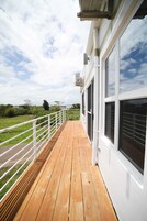 Lovely Penthouse Apartment in the Garden City | 露台