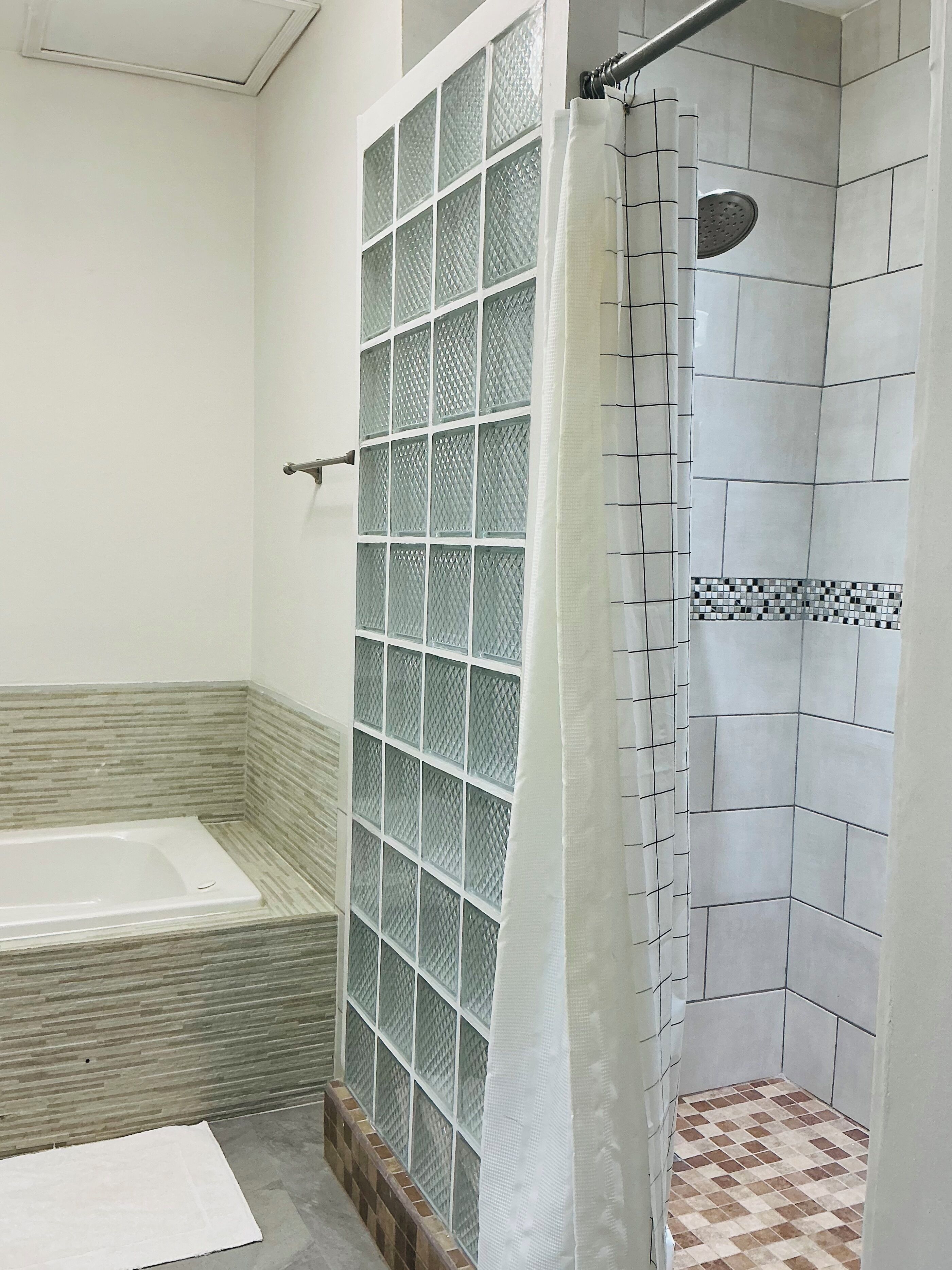 Apartment | Bathroom | Shower, towels, soap, shampoo