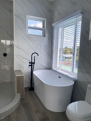 Plush Skyview Penthouse | Badeværelse | Bruser, brusehoved med hydromassage, hårtørrer