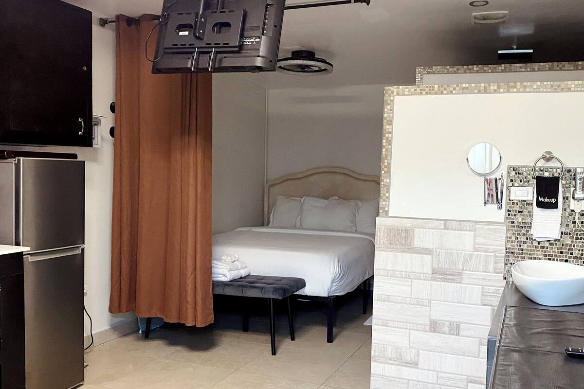 The Pool Side Studio | ผ้านวมขนเป็ด, ตู้นิรภัยในห้องพัก, ผ้าม่านกันแสง, ห้องเก็บเสียง