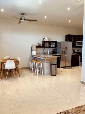Lovely Penthouse Apartment in the Garden City | Cocina privada | Cafetera y tetera, horno, tetera eléctrica y utensilios de cocina 