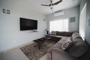 Lovely Penthouse in the Garden City | Living area