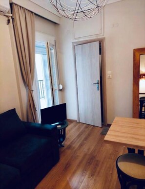 Tabla de planchar con plancha, wifi gratis y ropa de cama 