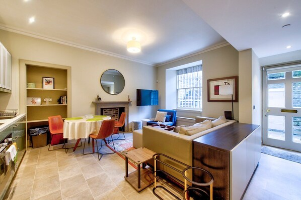 TV, books - GuestReady - Manor Place Basement (Edinburgh)