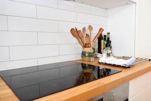 Mikrobølgeovn, ovn, kokeplater og oppvaskmaskin