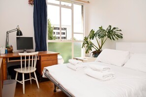 2 dormitorios, escritorio, tabla de planchar con plancha y Internet