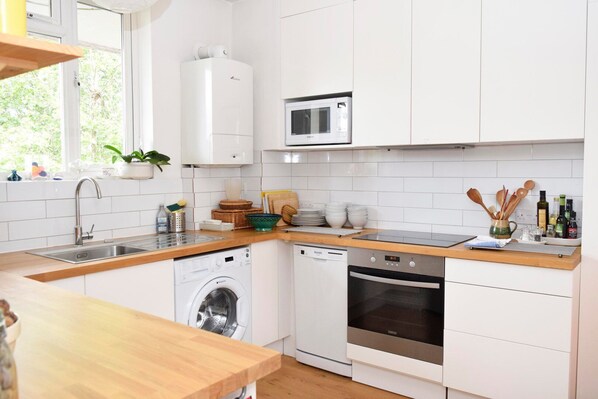 Microondas, horno, placa de cocina y lavavajillas