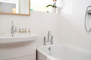 Ducha, secador de pelo y toallas