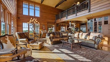 TV connectée, cheminée, livres