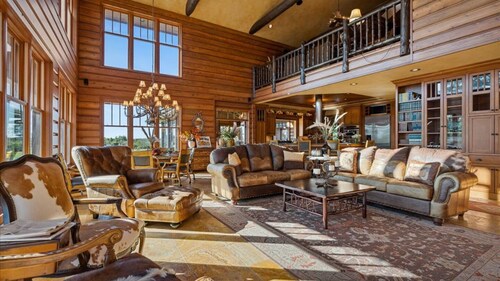 The Getaway- Snowmobiling| Hot Tub| BachParty