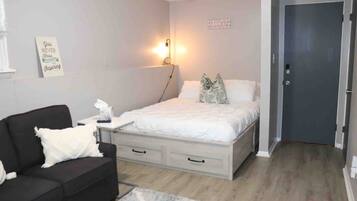 Desk, iron/ironing board, WiFi, bed sheets