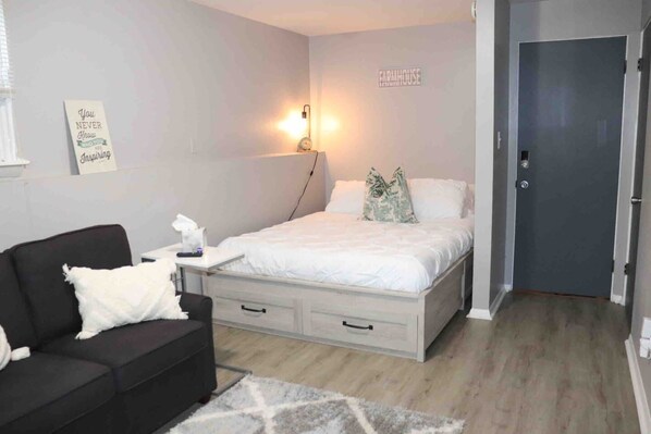 1 bedroom, desk, iron/ironing board, WiFi