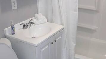 Ensemble douche/baignoire, sèche-cheveux, serviettes fournies, savon