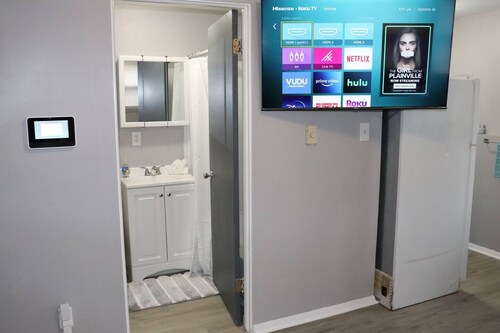 Rustic Studio Apt. 2 min drive to Downtown Oswego