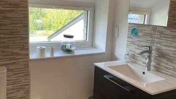 Combined shower/bathtub, hair dryer, soap, shampoo