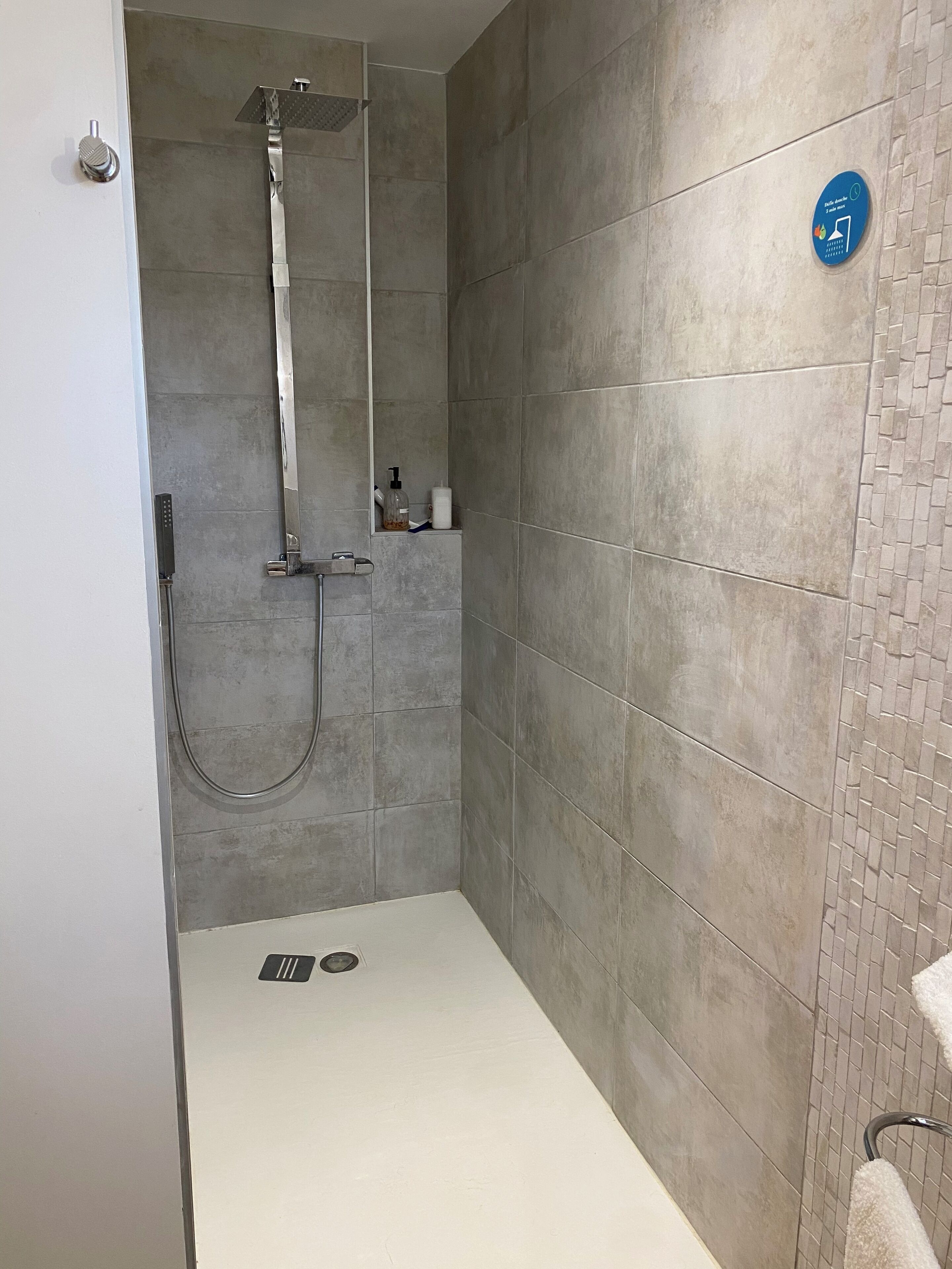 Combined shower/bathtub, hair dryer, soap, shampoo