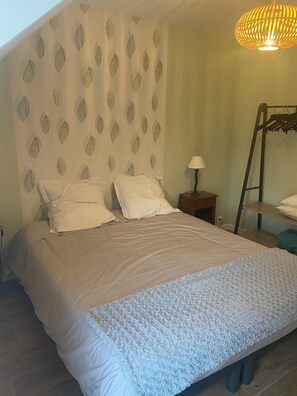 3 habitaciones, tabla de planchar con plancha y cuna de viaje 