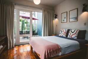 8 bedrooms, desk, iron/ironing board, travel cot