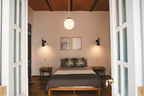 8 Schlafzimmer, Schreibtisch, Bügeleisen/Bügelbrett, Reisekinderbett