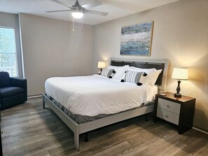 2 chambres, bureau, fer et planche à repasser, lit de bébé portatif