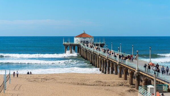 Una playa cerca, sillas reclinables de playa, toallas de playa