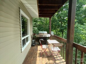 Outdoor dining - Ruth's waterfront cottage near Pembroke (Pontiac)