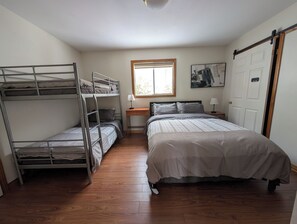 4 bedrooms, in-room safe, desk, iron/ironing board