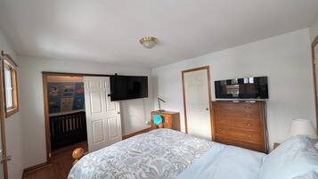 4 bedrooms, in-room safe, desk, iron/ironing board