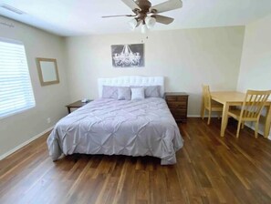 3 slaapkamers, een bureau, een strijkplank/strijkijzer, reisbedje